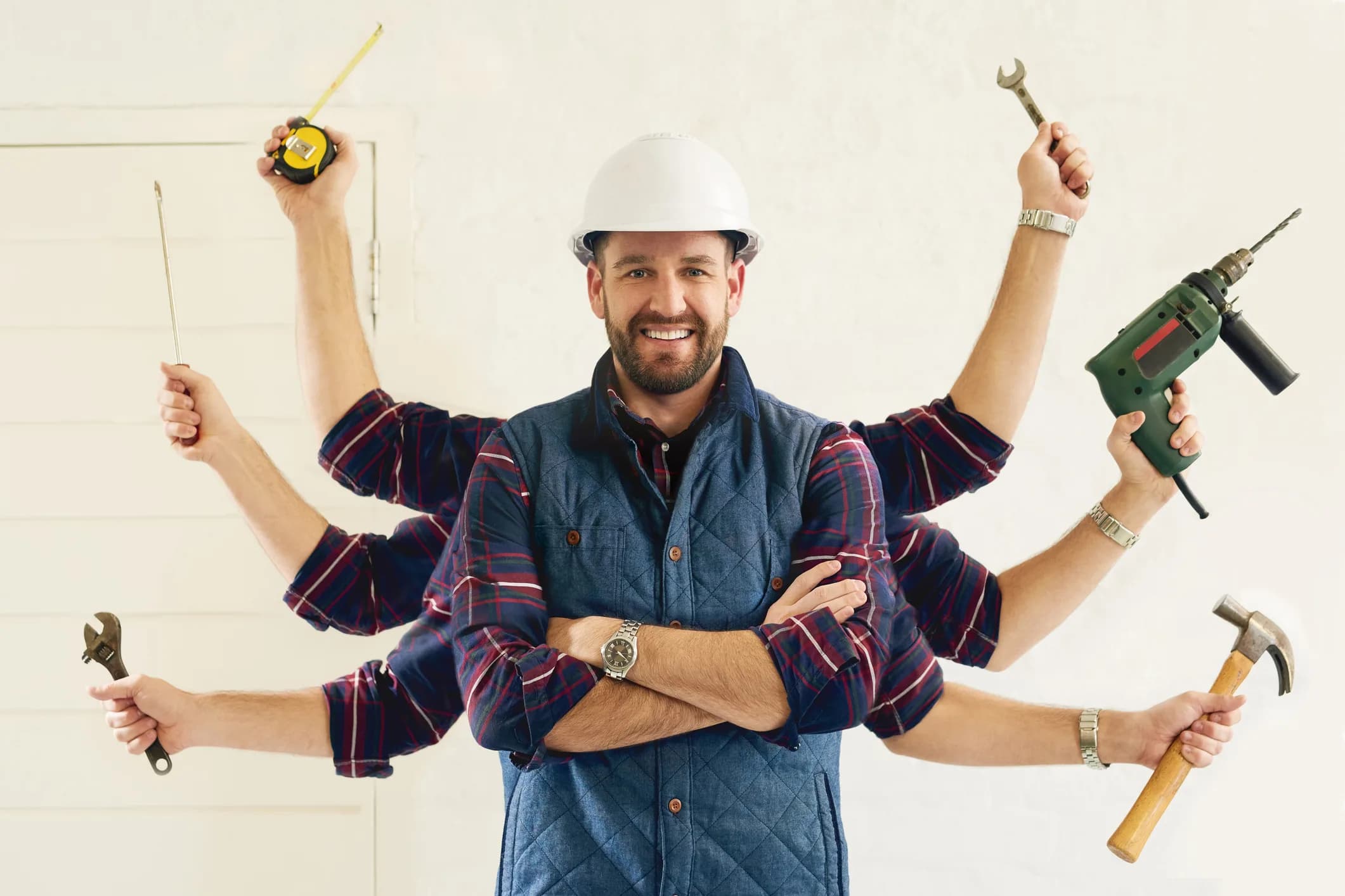 Artisan souriant avec les outils pour vos travaux à la maison